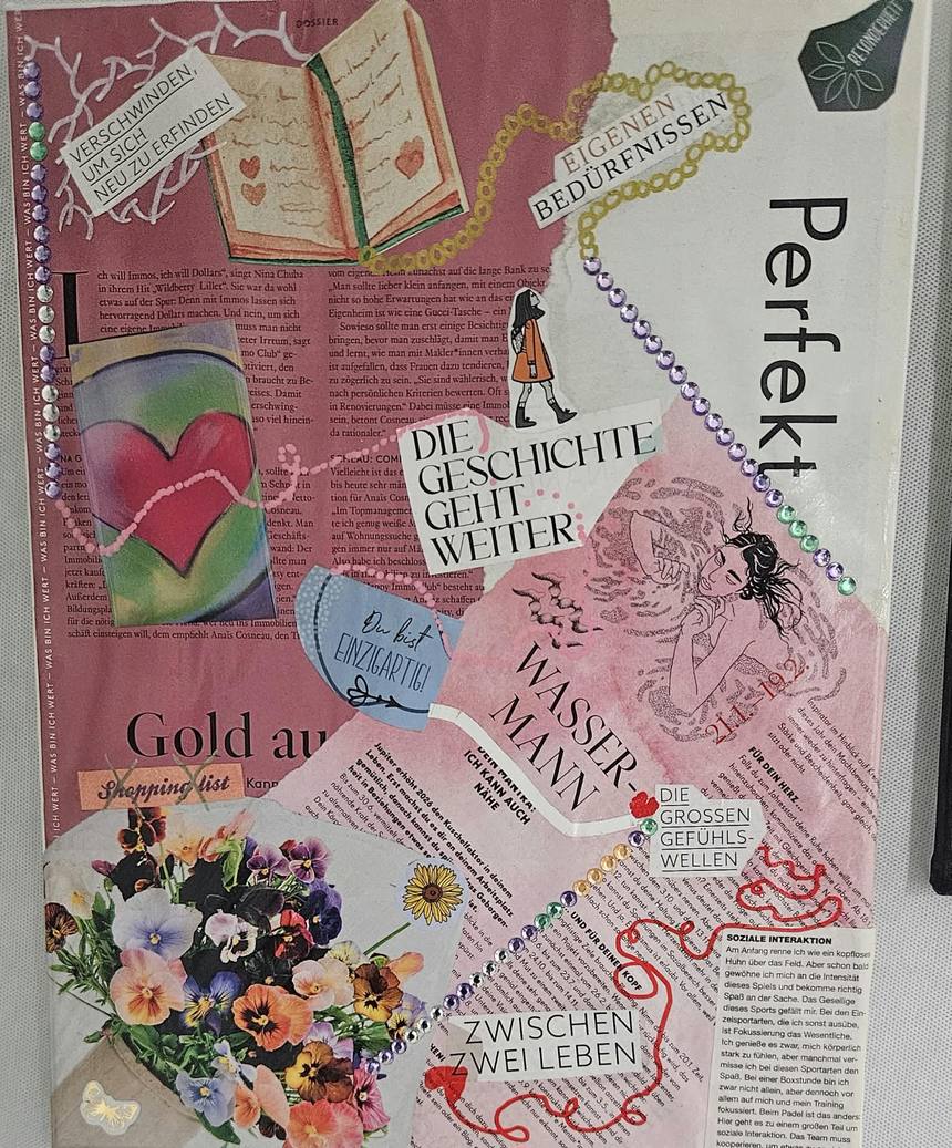 Collage auf Leinwand aus Zeitschriftenschnipseln in Rosa und Violett. Ein roter Faden schlängelt sich über das ganze Bild. Zu lesen sind unter anderem „Die Geschichte geht weiter“ und „Zwischen zwei Leben“. Dazu gibt es ein Herz, einen Blumenstrauß und Strasssteine.