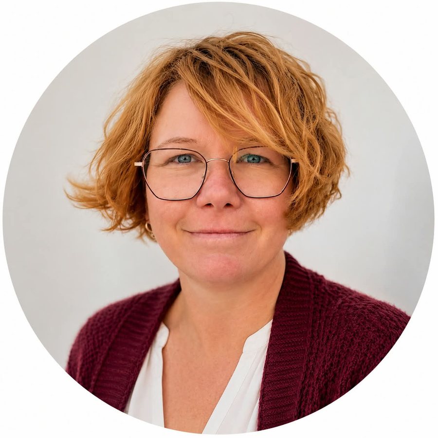 Ein Portraitfoto von Desiree. Das Bild zeigt das Gesicht der Person hinter dem Projekt AHA-FASD.